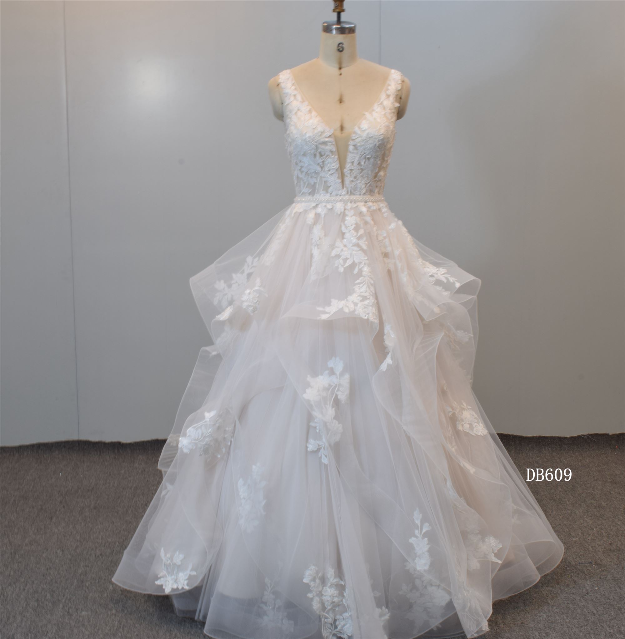 Ruffle Skirt Ball Gown Illusion Bodice Bridal Gown with Nice Lace Applique