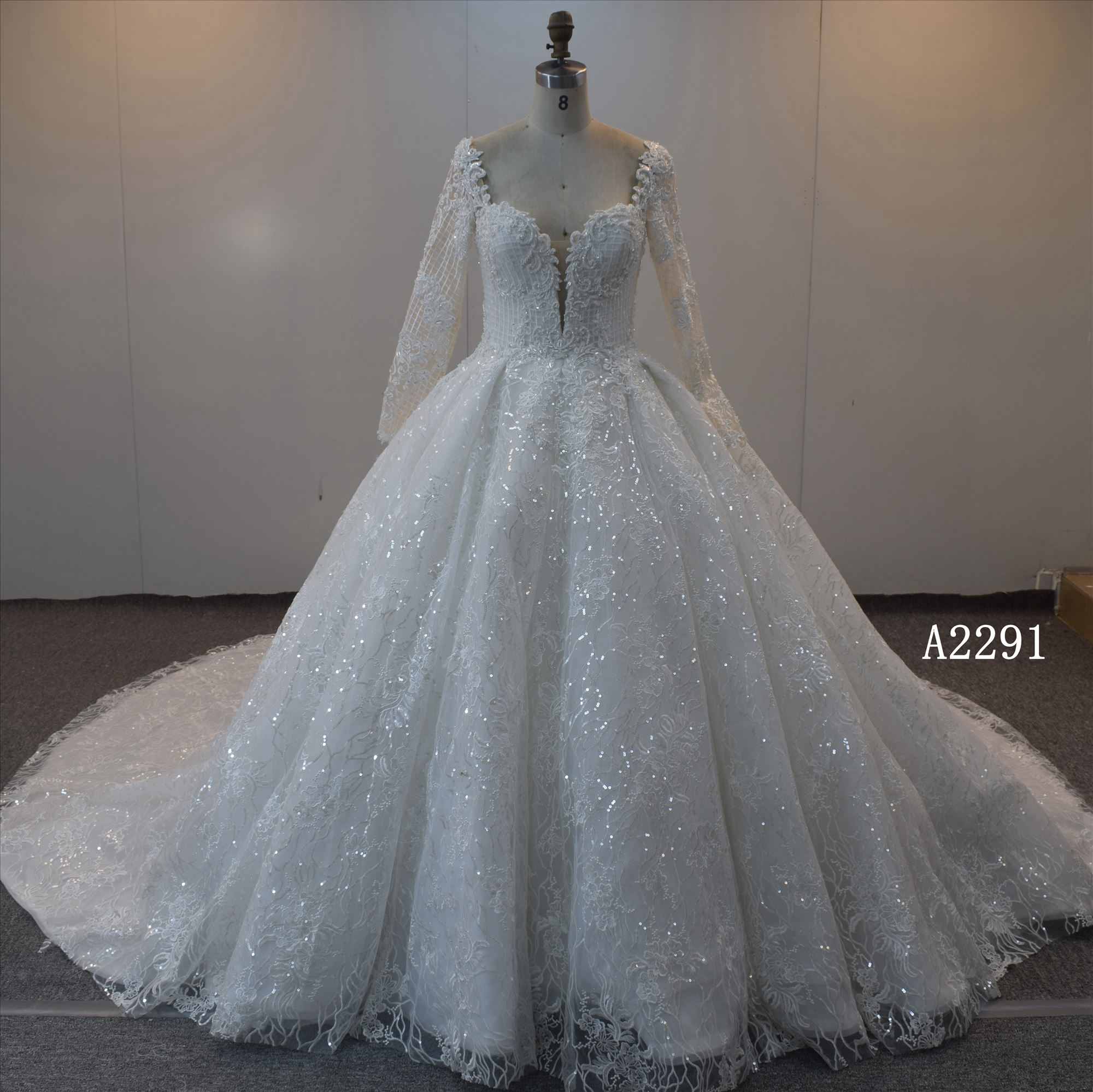 Princesses' flamboyant turn of the long sleeves ball gown with church bridal gown