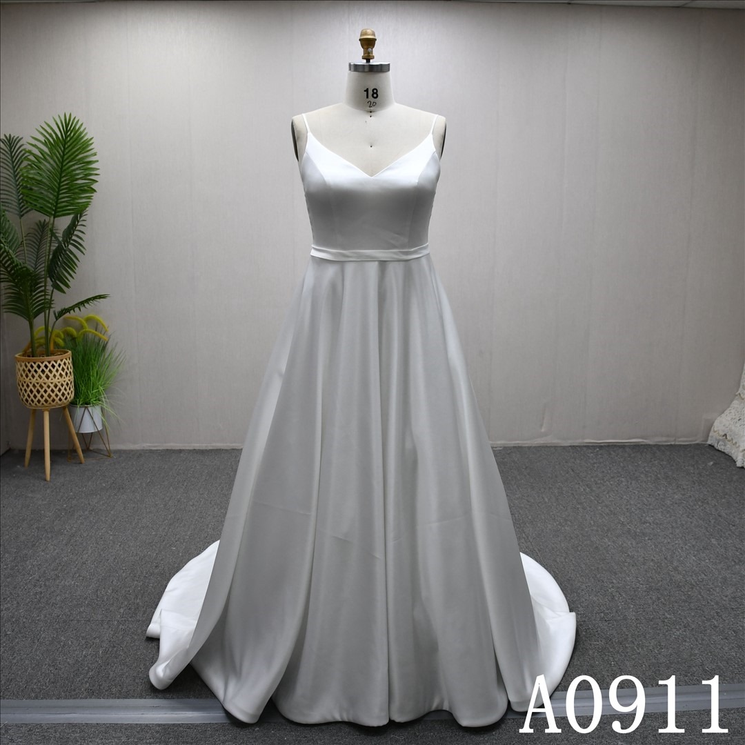 Hot selling strappy V-neck A-line skirt with small bow white wedding dress