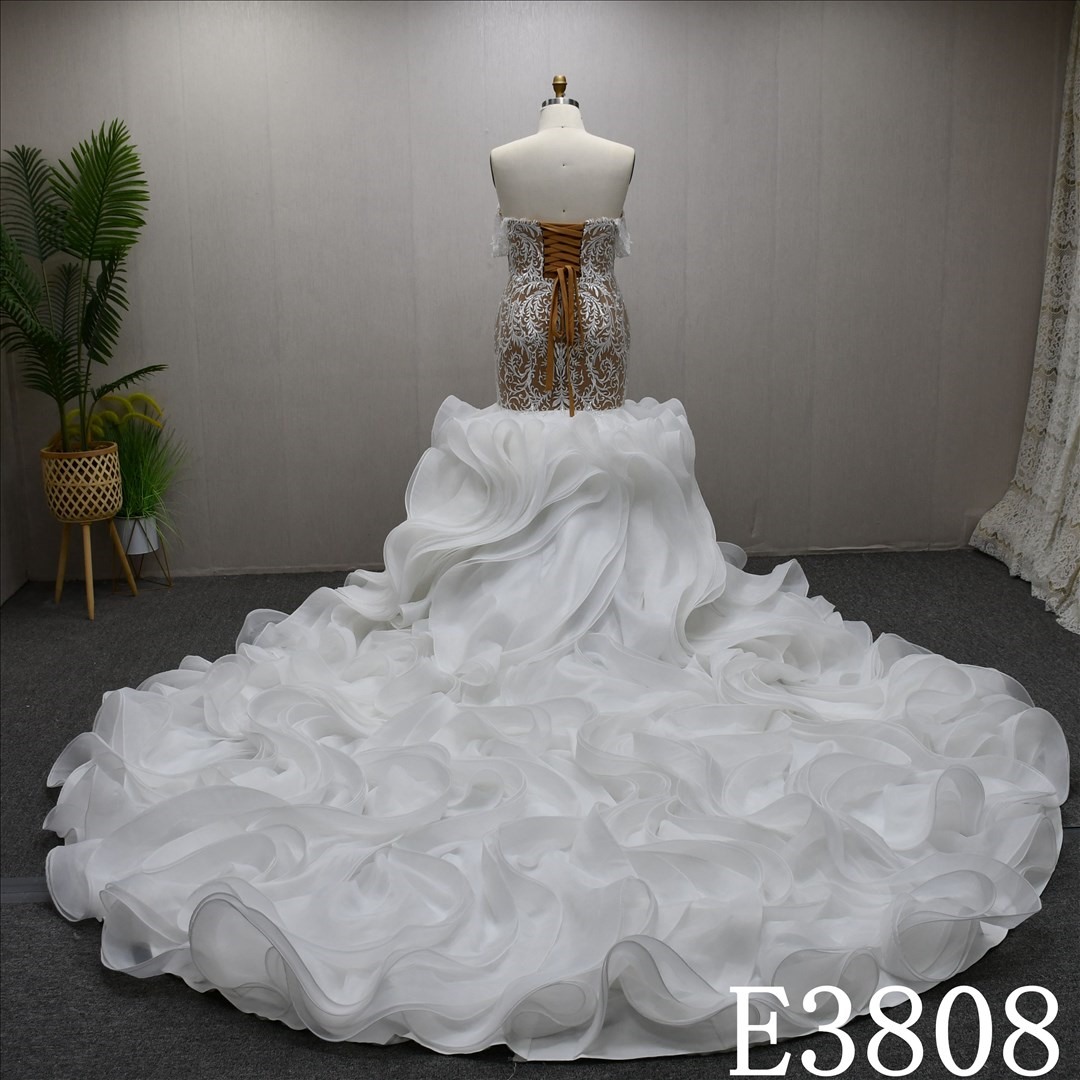 Unique design exquisite sweetheart neckline wedding dress with chapel wave skirt.