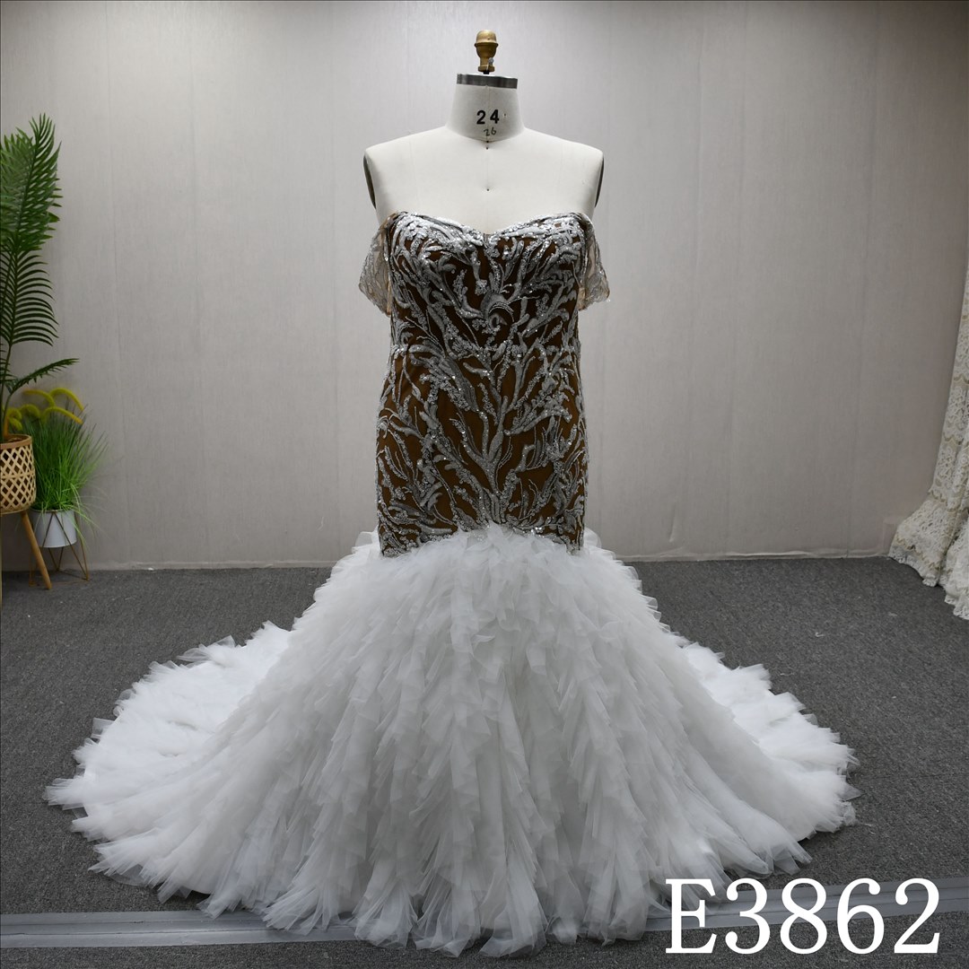 Unique sweetheart neckline design, lace on the upper body and lotus edge on the lower body