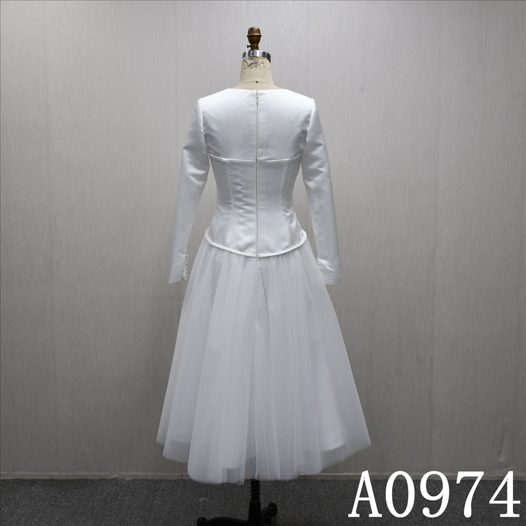 This new sweetheart neckline A-line long-sleeved wedding dress features a simple yet unique design.