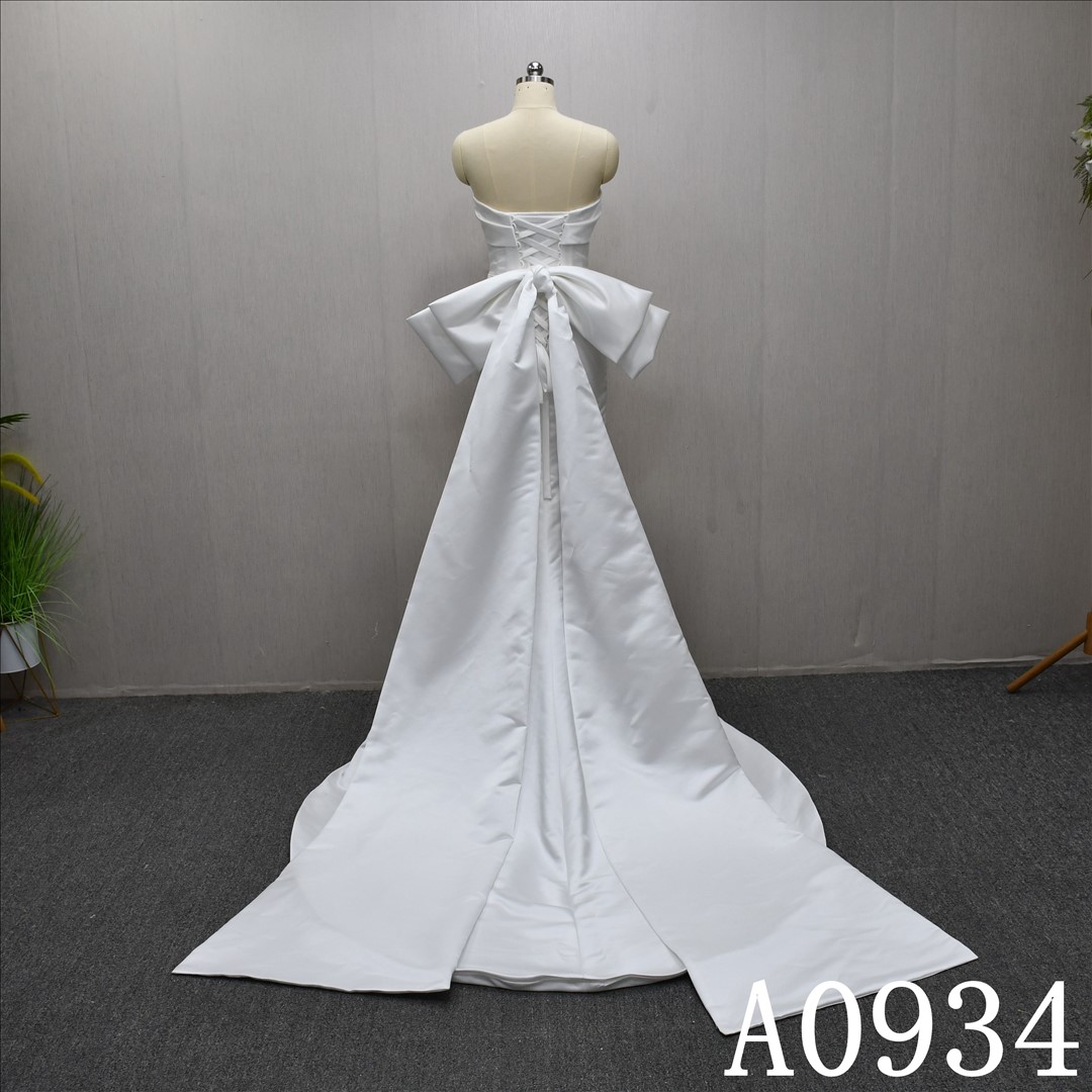 This Stain Mermaid Sleeveless dress features a simple design with a detachable bow.
