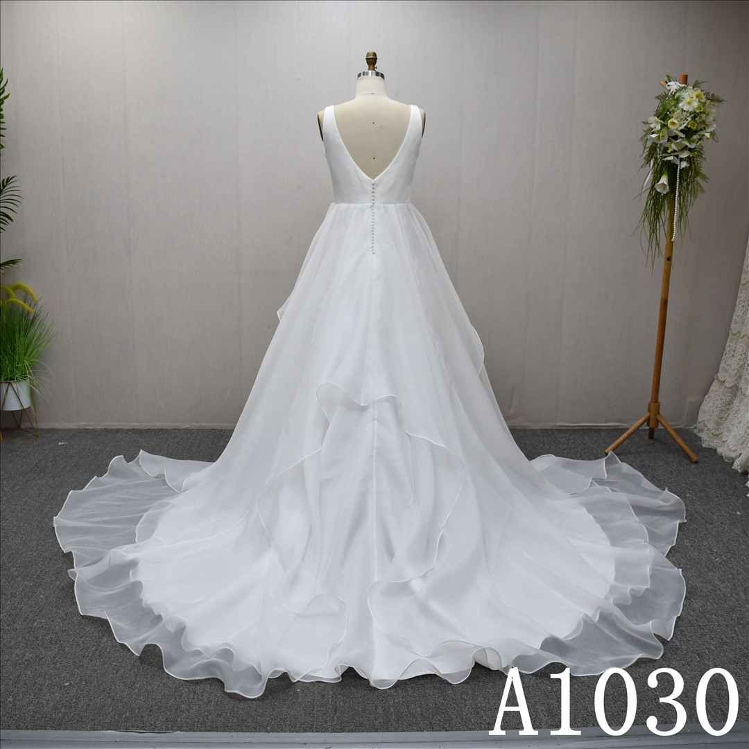 This Stain A-line V-neckline dress features a simple design with Lace flower