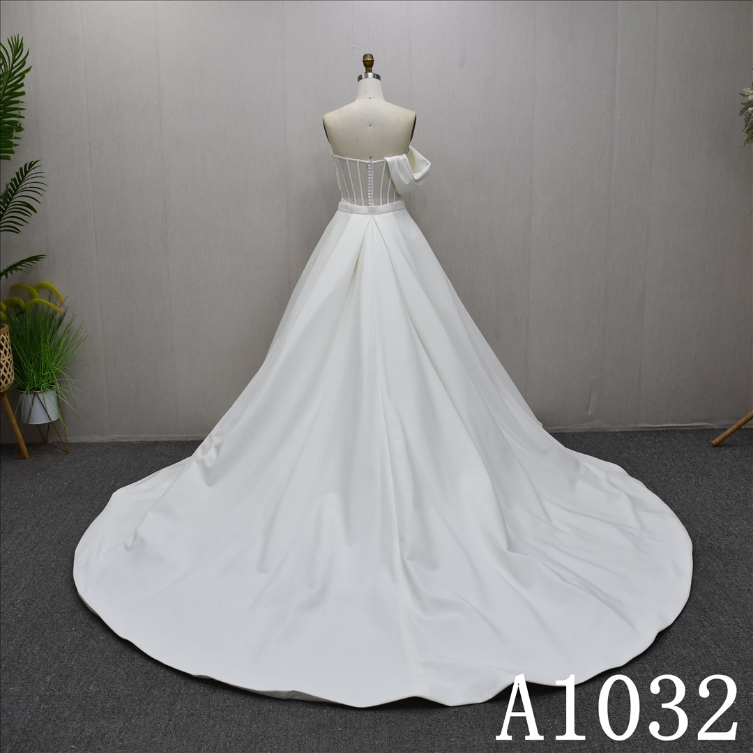 This Stain Mermaid Sleevesless dress features a simple design with Lace flower