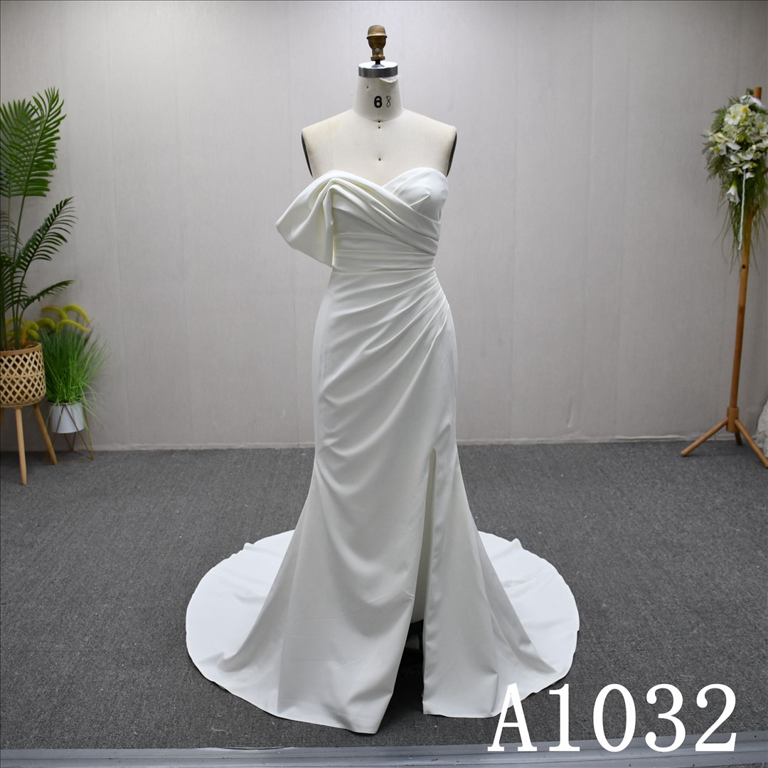 This Stain Mermaid Sleevesless dress features a simple design with Lace flower