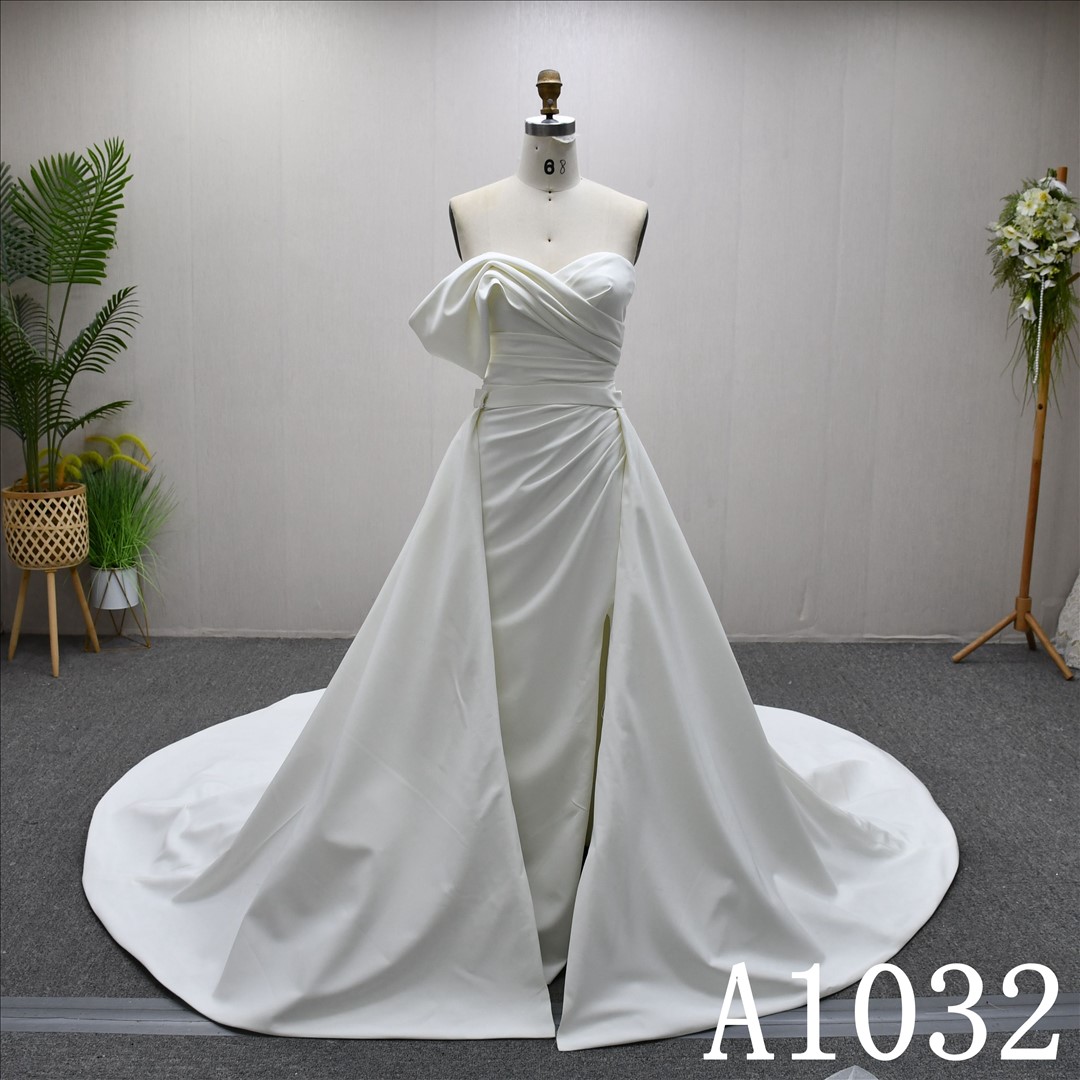 This Stain Mermaid Sleevesless dress features a simple design with Lace flower