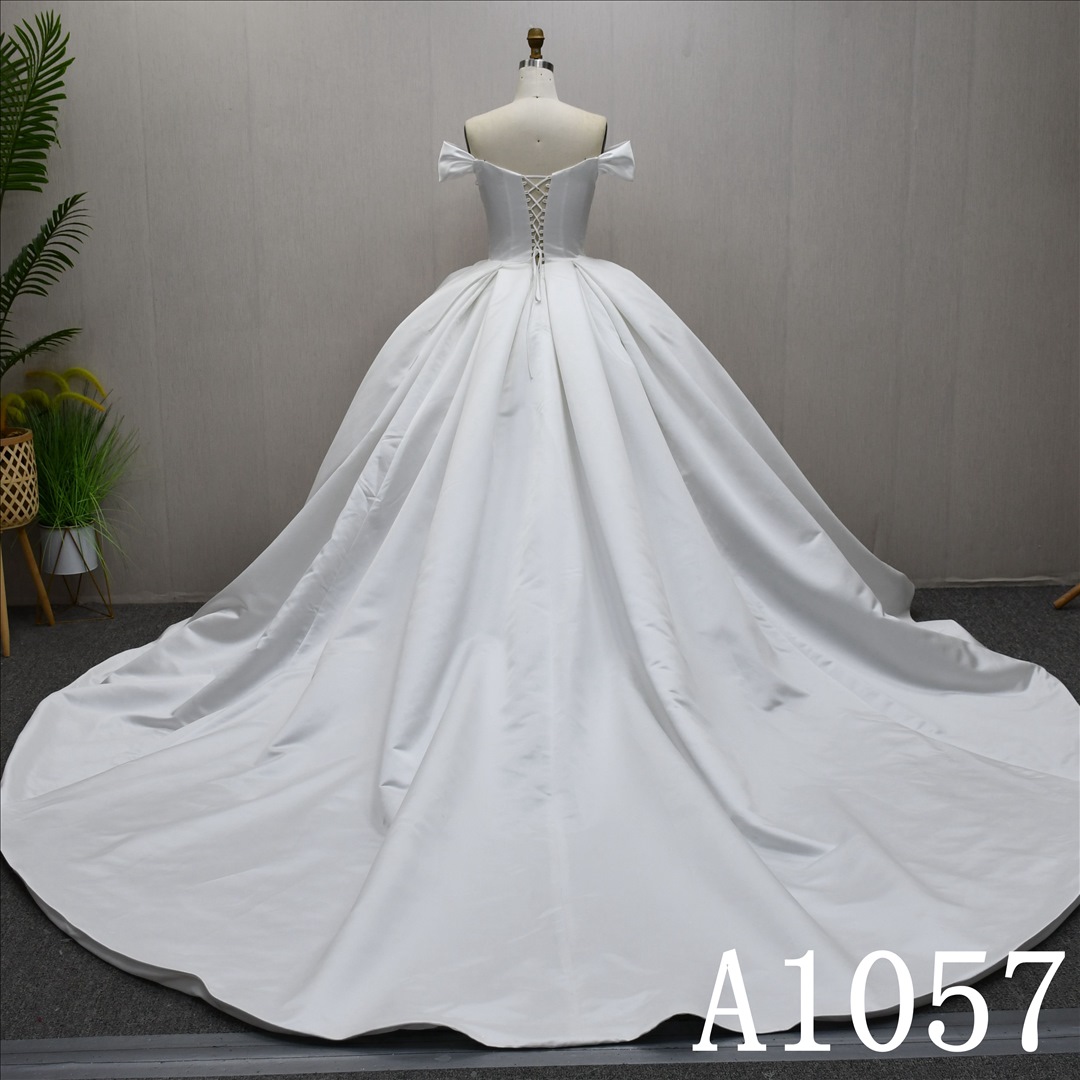 This Stain Ball Gown Sweetheart dress features a simple design with Lace flower
