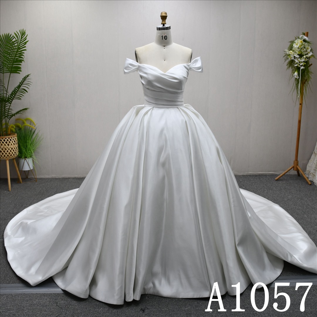 This Stain Ball Gown Sweetheart dress features a simple design with Lace flower