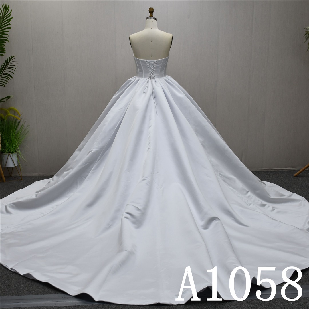 This StainBall Gown Boat Neckline dress features a simple design with Lace flower