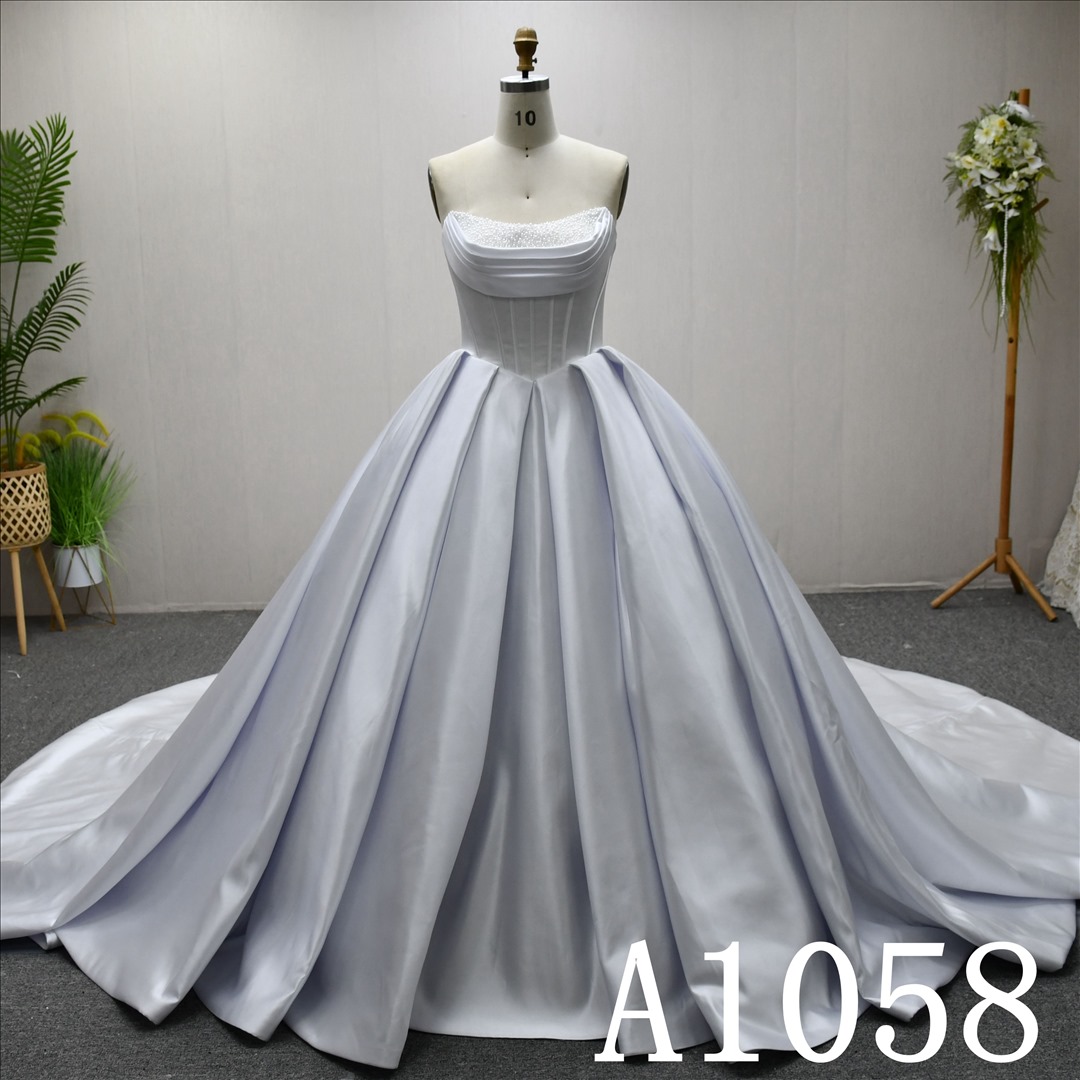 This StainBall Gown Boat Neckline dress features a simple design with Lace flower