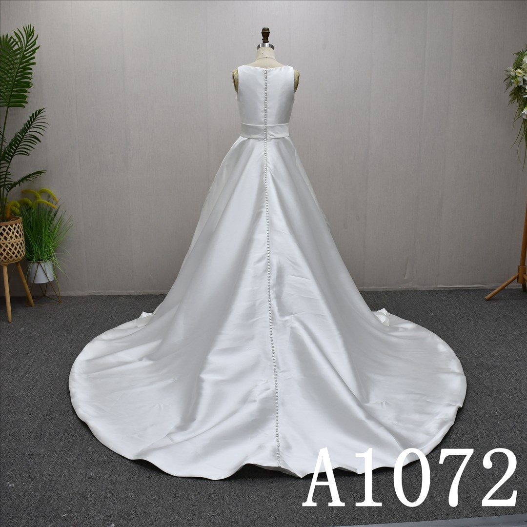 This Stain A-line Straight Neckline dress features a simple design with Lace flower