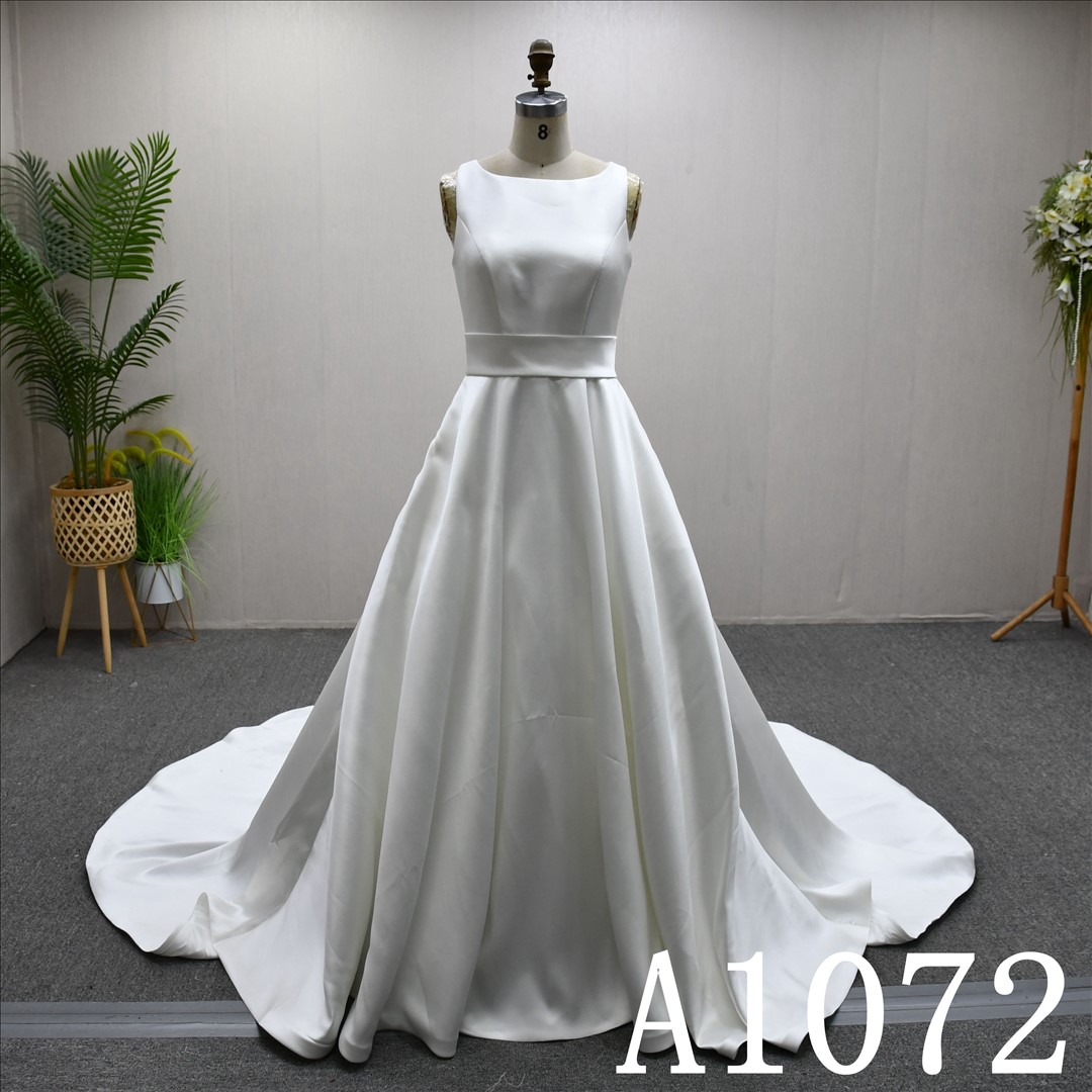 This Stain A-line Straight Neckline dress features a simple design with Lace flower