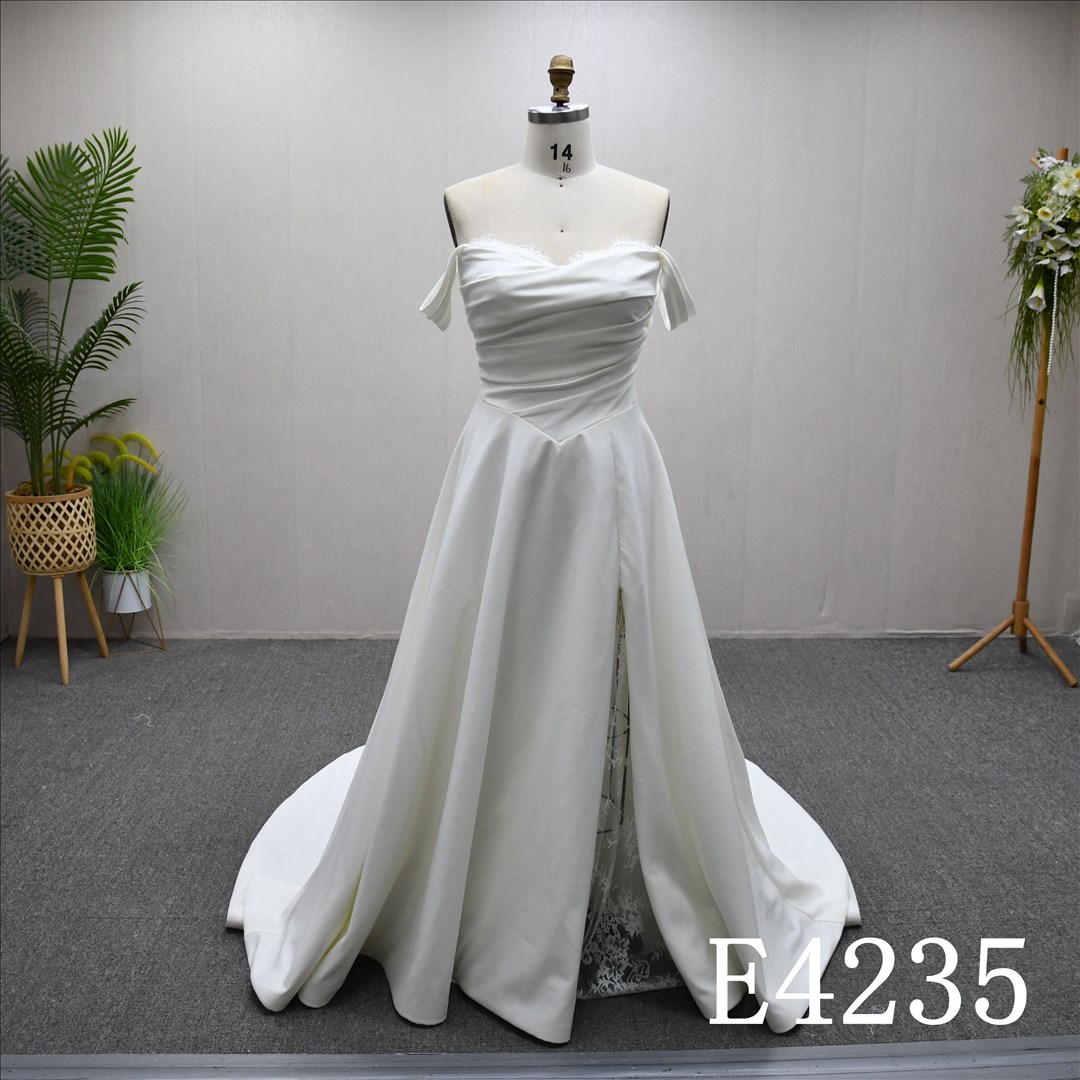 This Stain A-line Sweetheart dress features a simple design with Lace flower