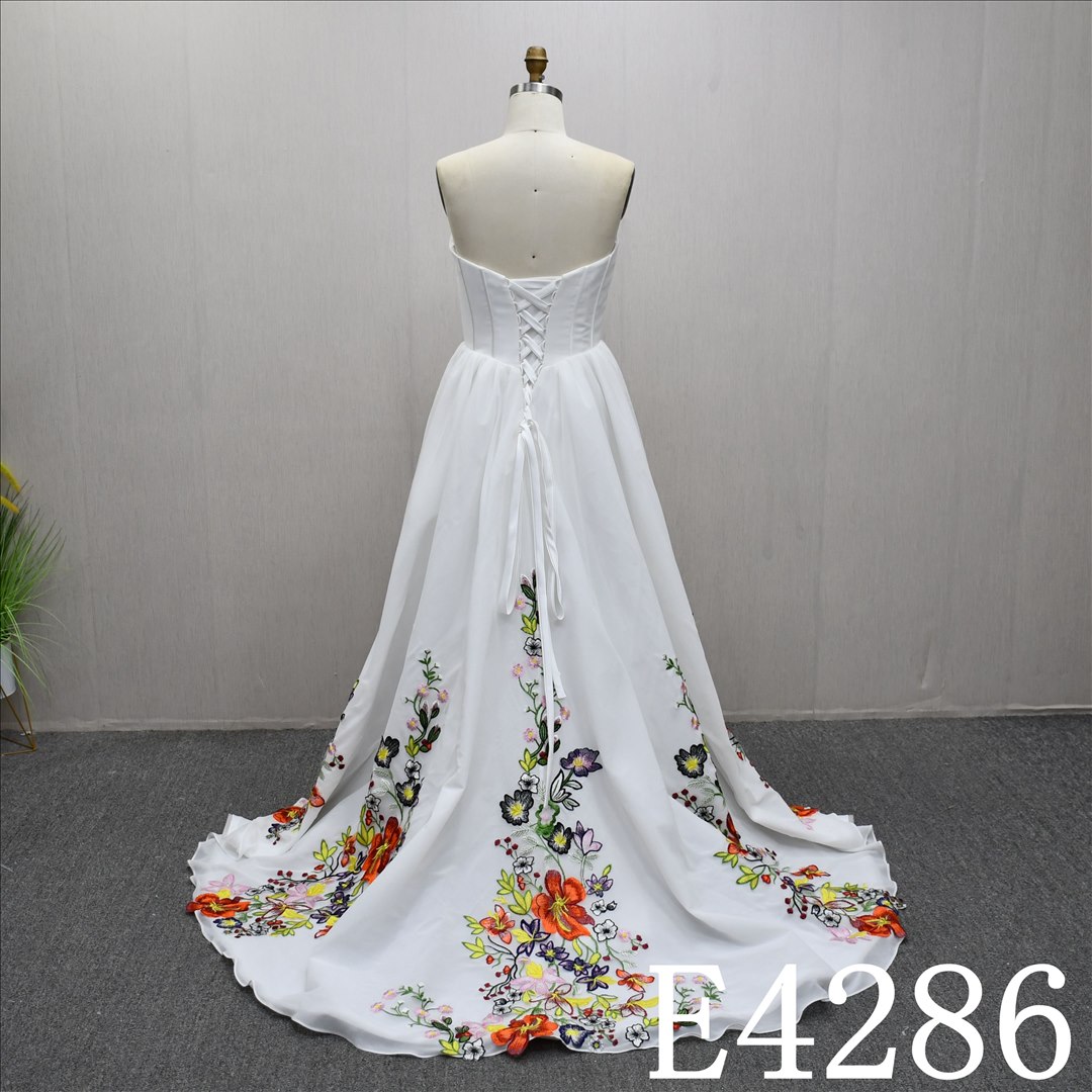 This Stain A-line Colourful Boat Neckline dress features a simple design with Lace flower