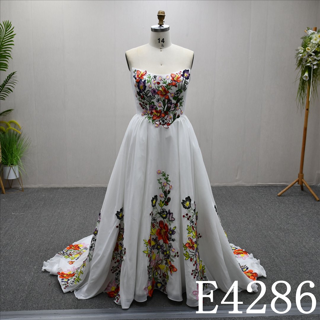 This Stain A-line Colourful Boat Neckline dress features a simple design with Lace flower