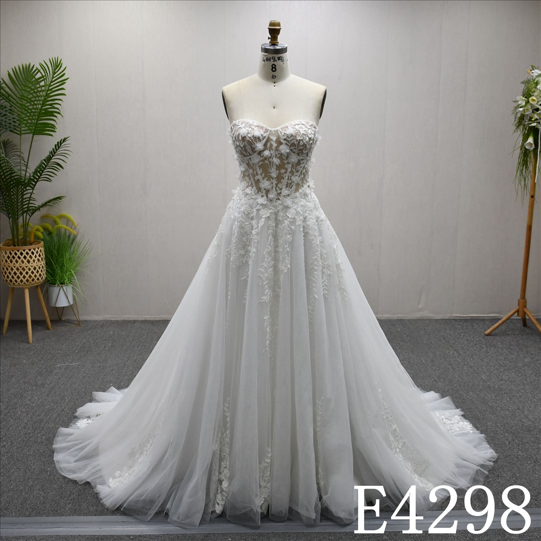 This Stain A-line Sweetheart dress features a simple design with Lace flower