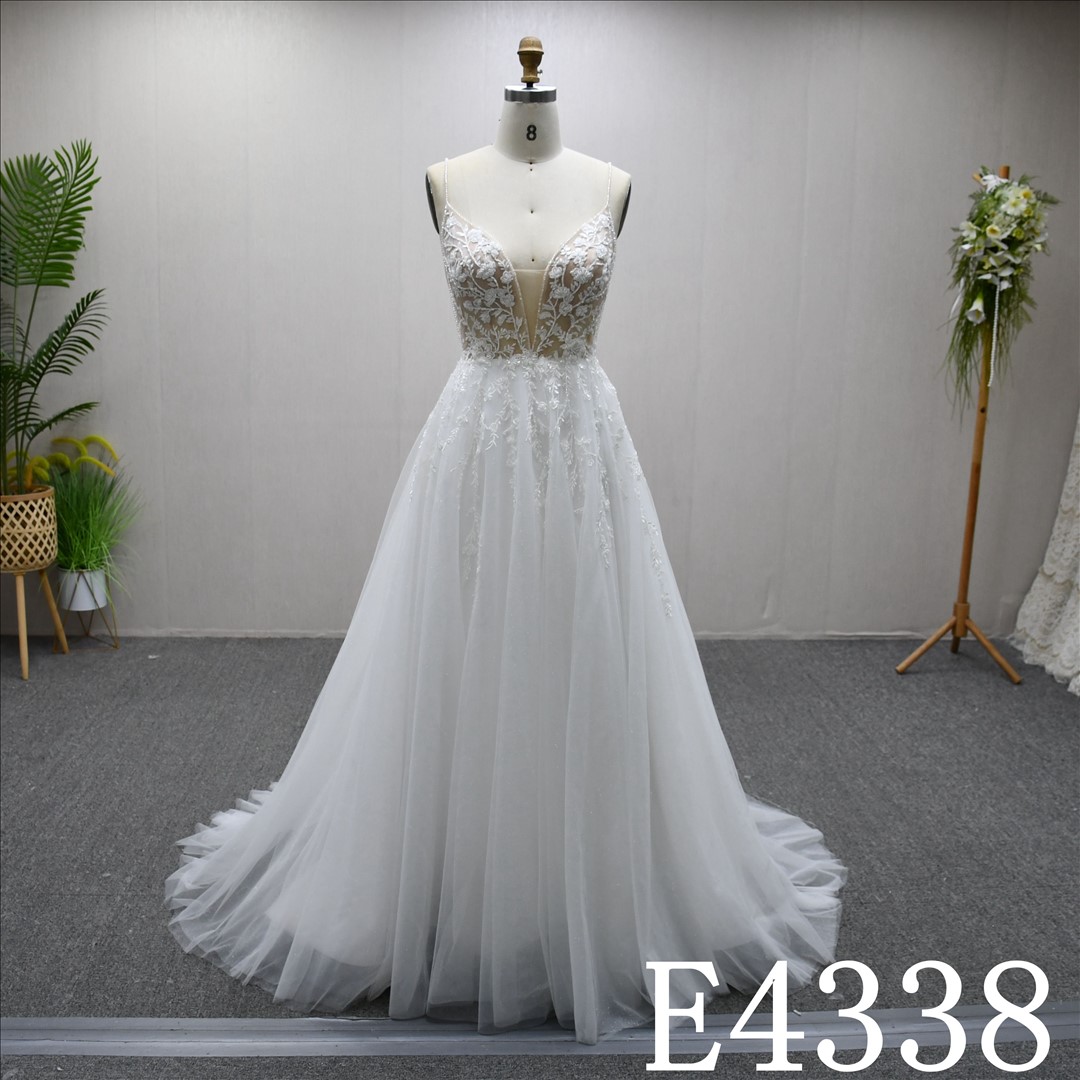 This Stain A-line  A-line dress features a simple design with Lace flower