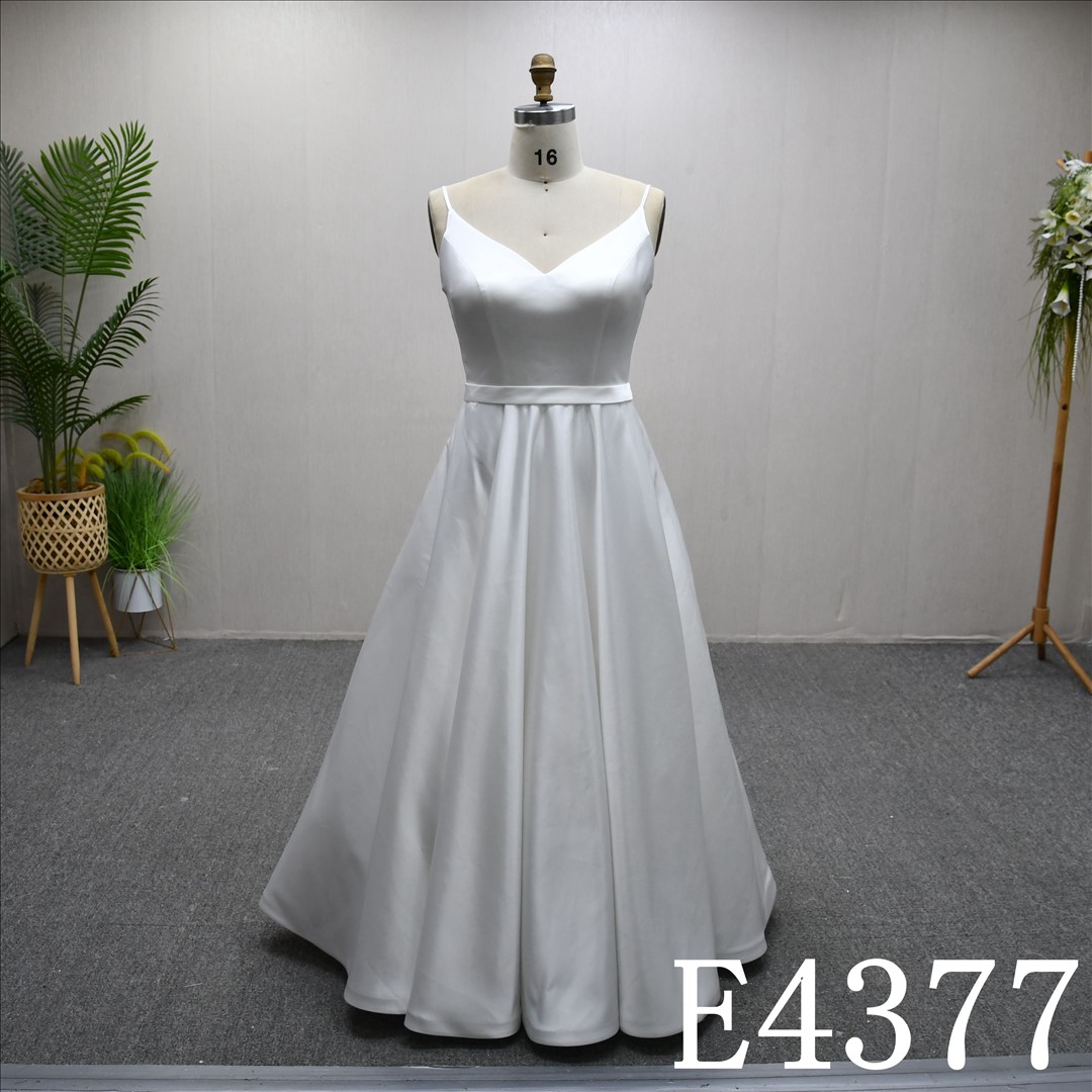 This Satin A-line V-neckline dress features a simple design with Bow