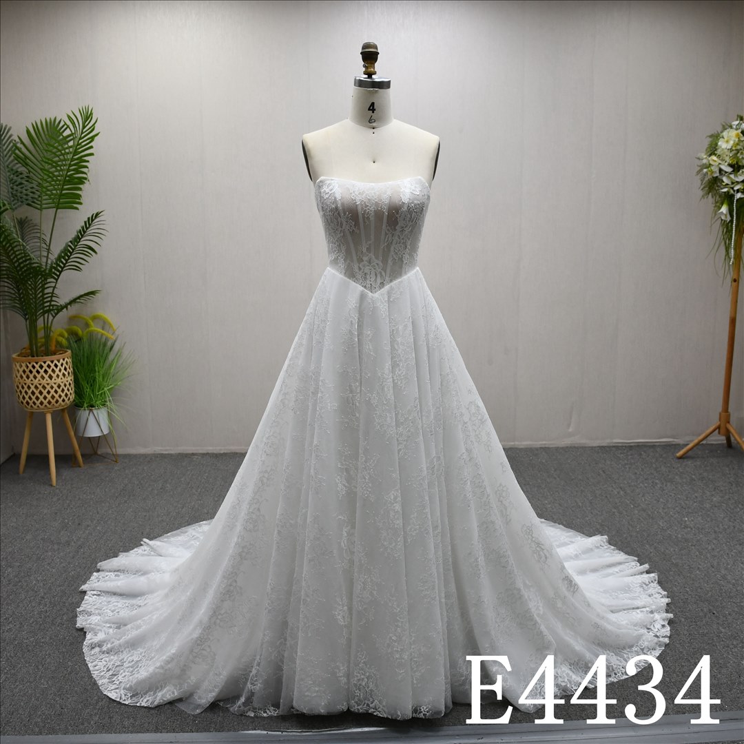 This Tulle A-Line Boat Neckline dress features a simple design with Lace flower