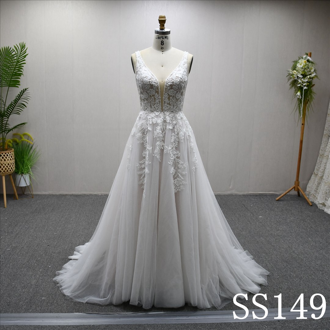 This Tulle A-line Sweetheart dress features a simple design with Lace Flower