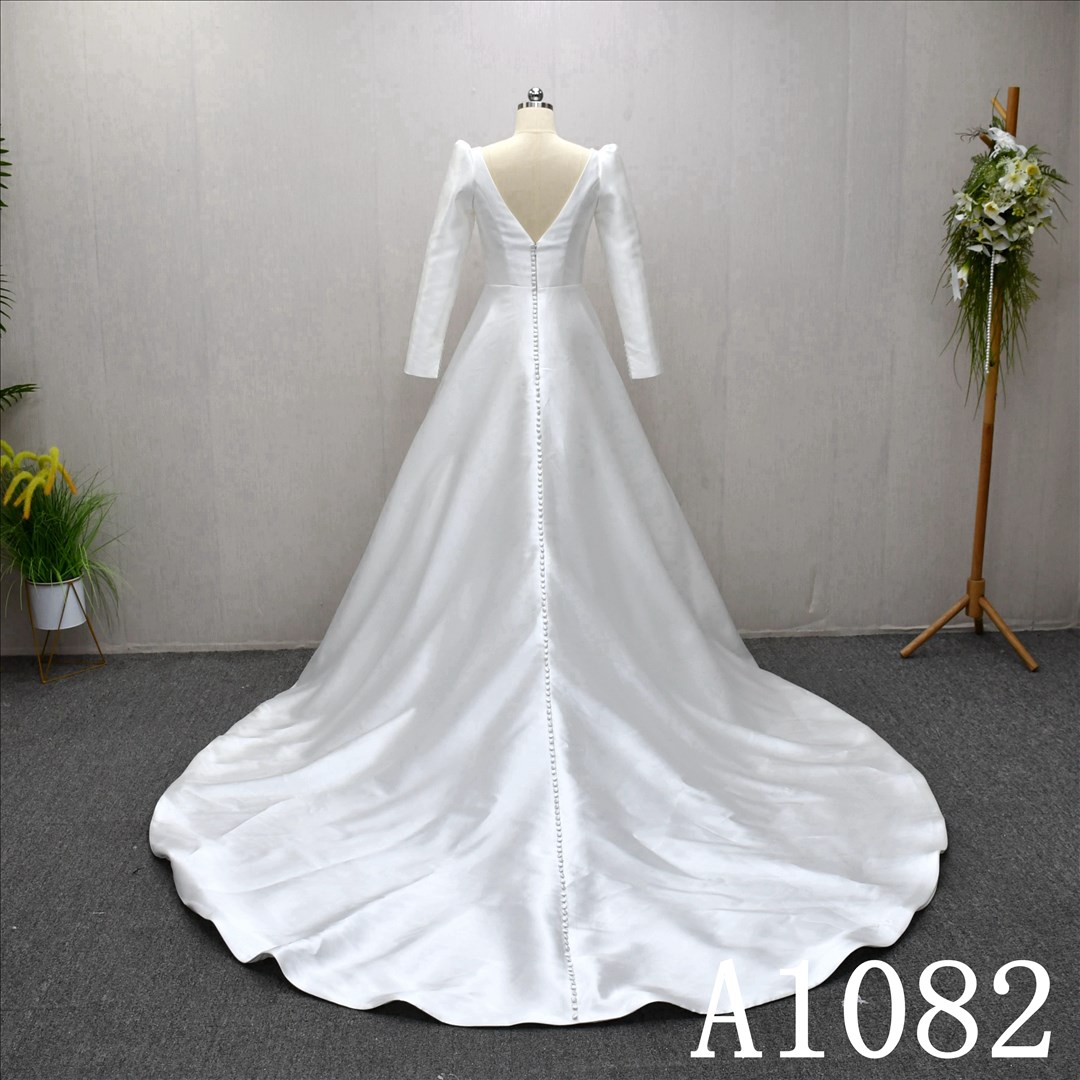 A-Line Sweetheart dress features a simple design With Longsleeves
