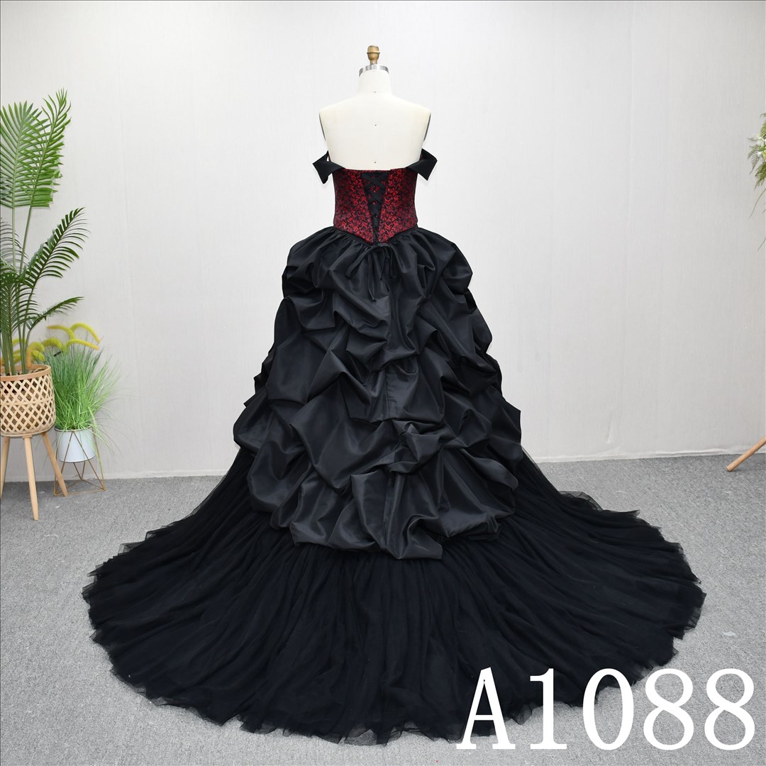 A-Line Sweetheart dress features a simple design With Sleeveless