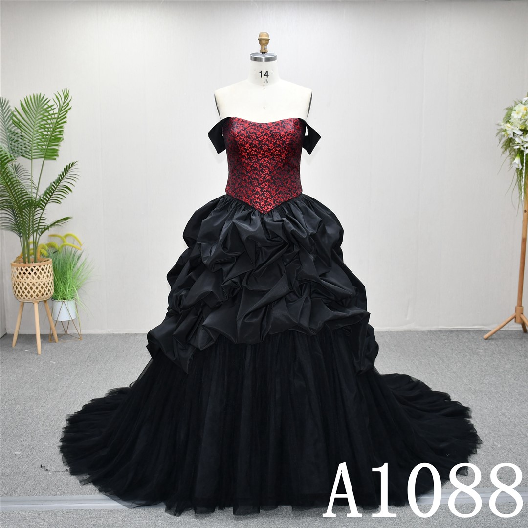 A-Line Sweetheart dress features a simple design With Sleeveless