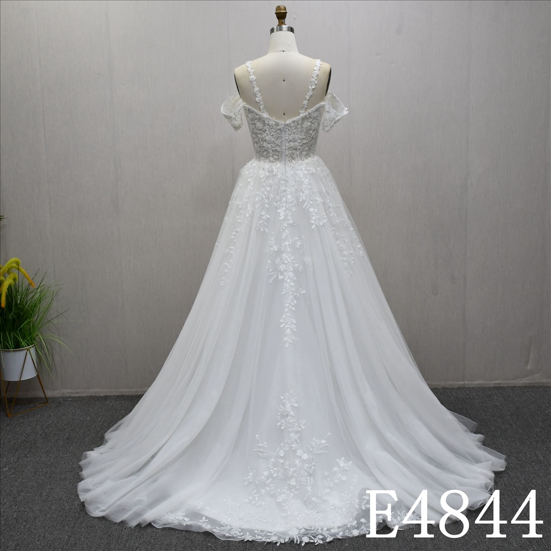 China Bridal Dress Factory  A-lined  Sweetheart neckline   Simple dress features lace