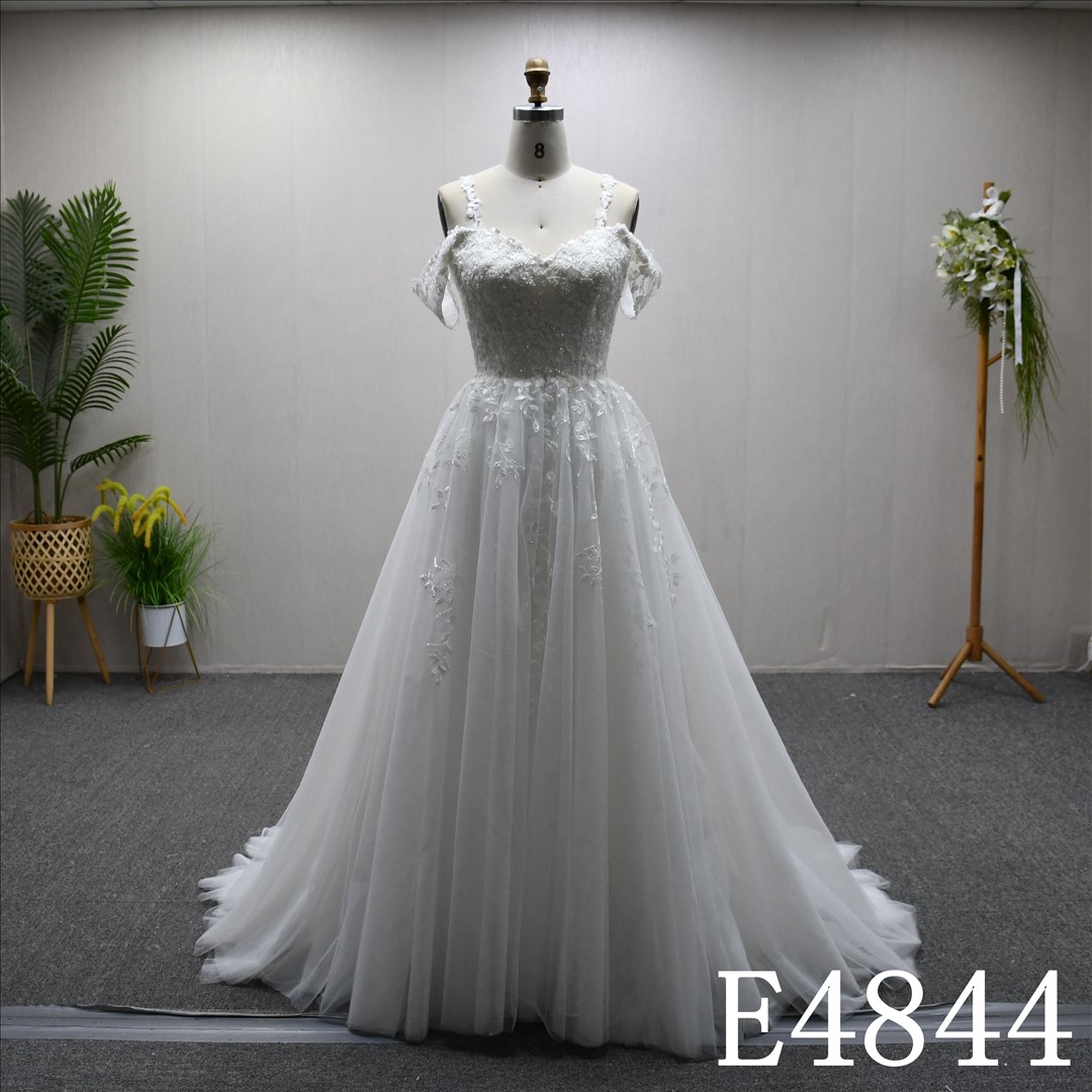 China Bridal Dress Factory  A-lined  Sweetheart neckline   Simple dress features lace