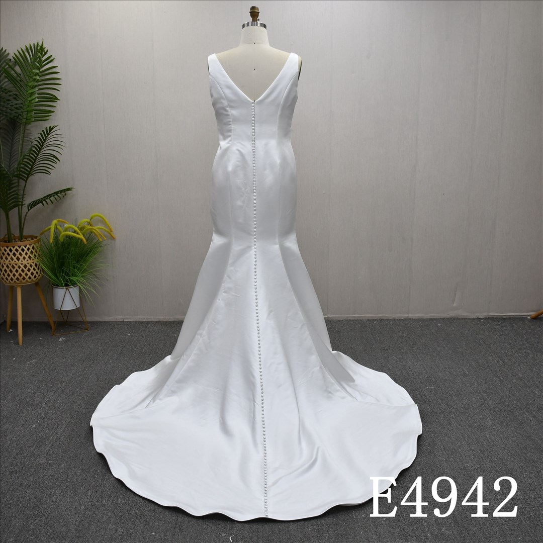 Guangzhou Bridal Gown Factory Square Neck Satin Mermaid Wedding Dress Deep V Back Pearl Button Chapel Train Bridal Gown