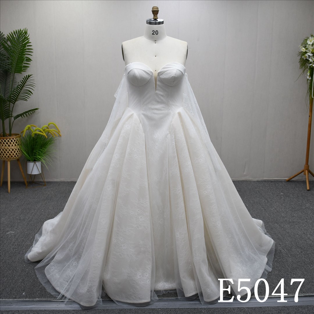 Guangzhou Bridal Gown Factory Strapless Sweetheart Lace Tulle Ball Gown Wedding Dress With Side Draping Chapel Train Bridal Gown