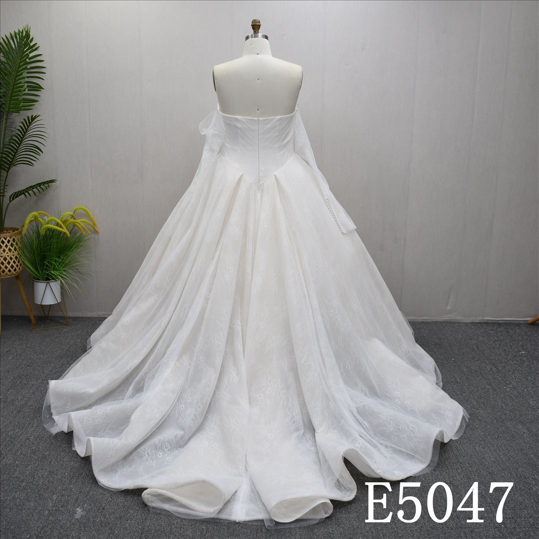 Guangzhou Bridal Gown Factory Strapless Sweetheart Lace Tulle Ball Gown Wedding Dress With Side Draping Chapel Train Bridal Gown