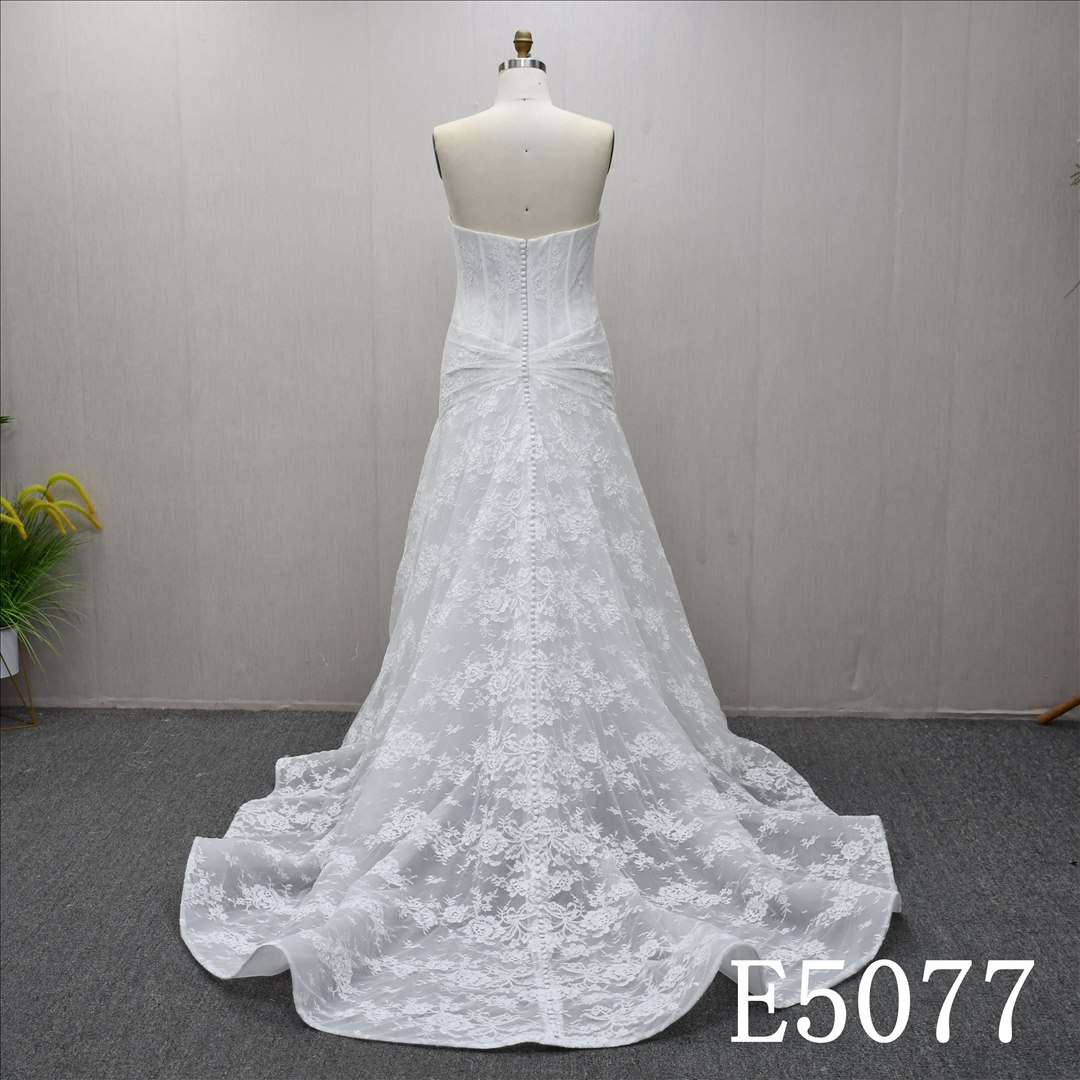 Guangzhou Bridal Gown Factory Strapless Tube Neck Lace A-Line Wedding Dress Corset Button Back Chapel Train Bridal Gown