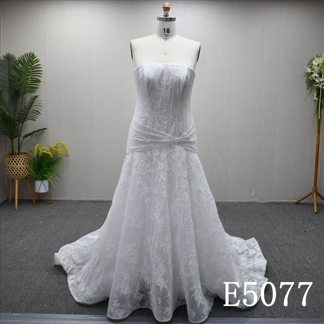 Guangzhou Bridal Gown Factory Strapless Tube Neck Lace A-Line Wedding Dress Corset Button Back Chapel Train Bridal Gown
