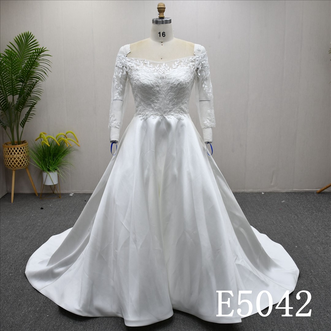 Guangzhou Bridal Gown Factory Off The Shoulder Long Sleeve A-Line Wedding Dress Lace Applique Satin Bridal Gown Corset Lace Up Back Chapel Train