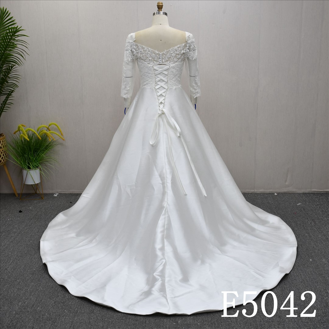 Guangzhou Bridal Gown Factory Off The Shoulder Long Sleeve A-Line Wedding Dress Lace Applique Satin Bridal Gown Corset Lace Up Back Chapel Train