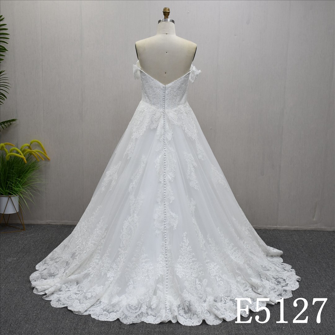 Guangzhou Bridal Gown Factory Off The Shoulder A Line Wedding Dress Lace Applique Tulle Bridal Gown Pearl Button Back Chapel Train