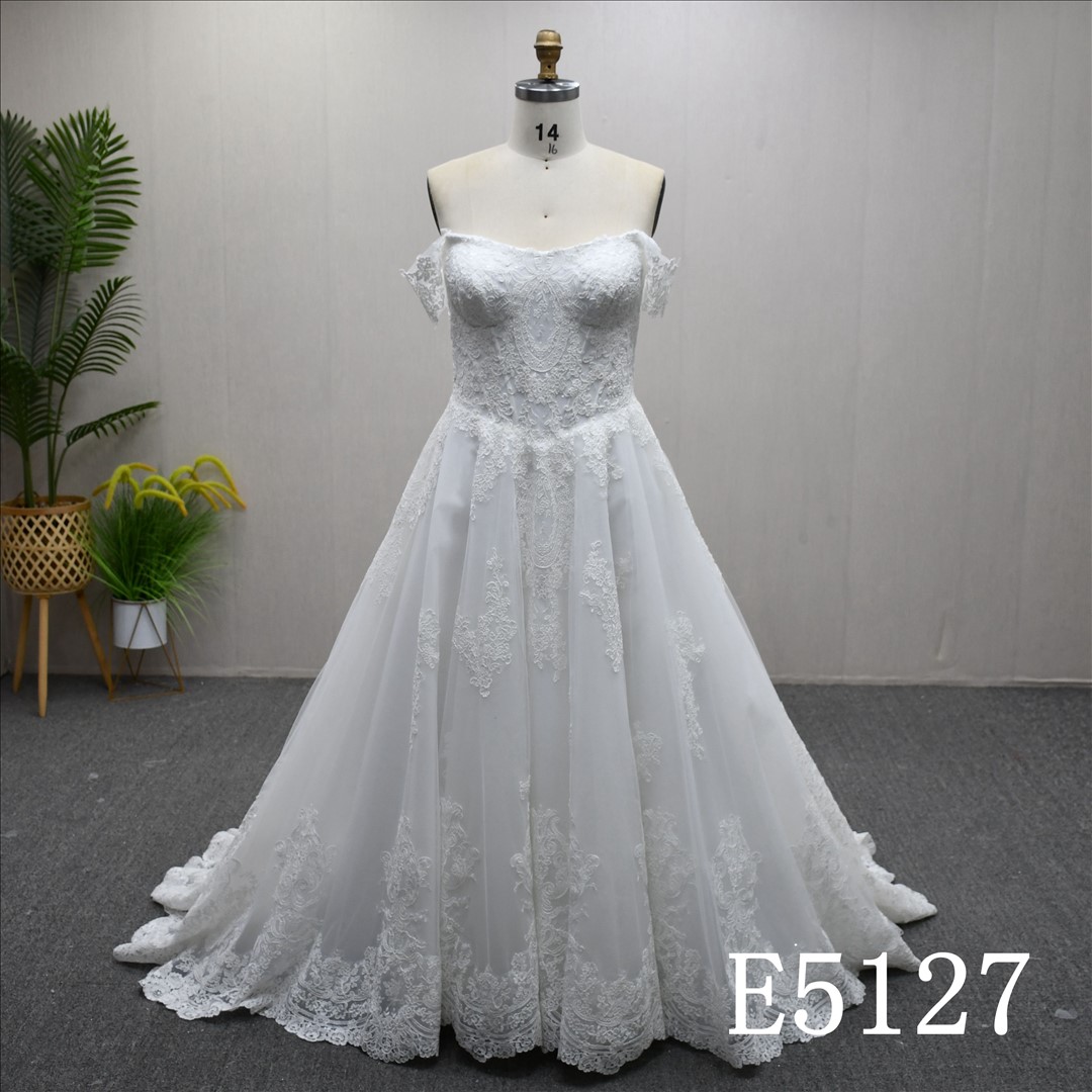 Guangzhou Bridal Gown Factory Off The Shoulder A Line Wedding Dress Lace Applique Tulle Bridal Gown Pearl Button Back Chapel Train