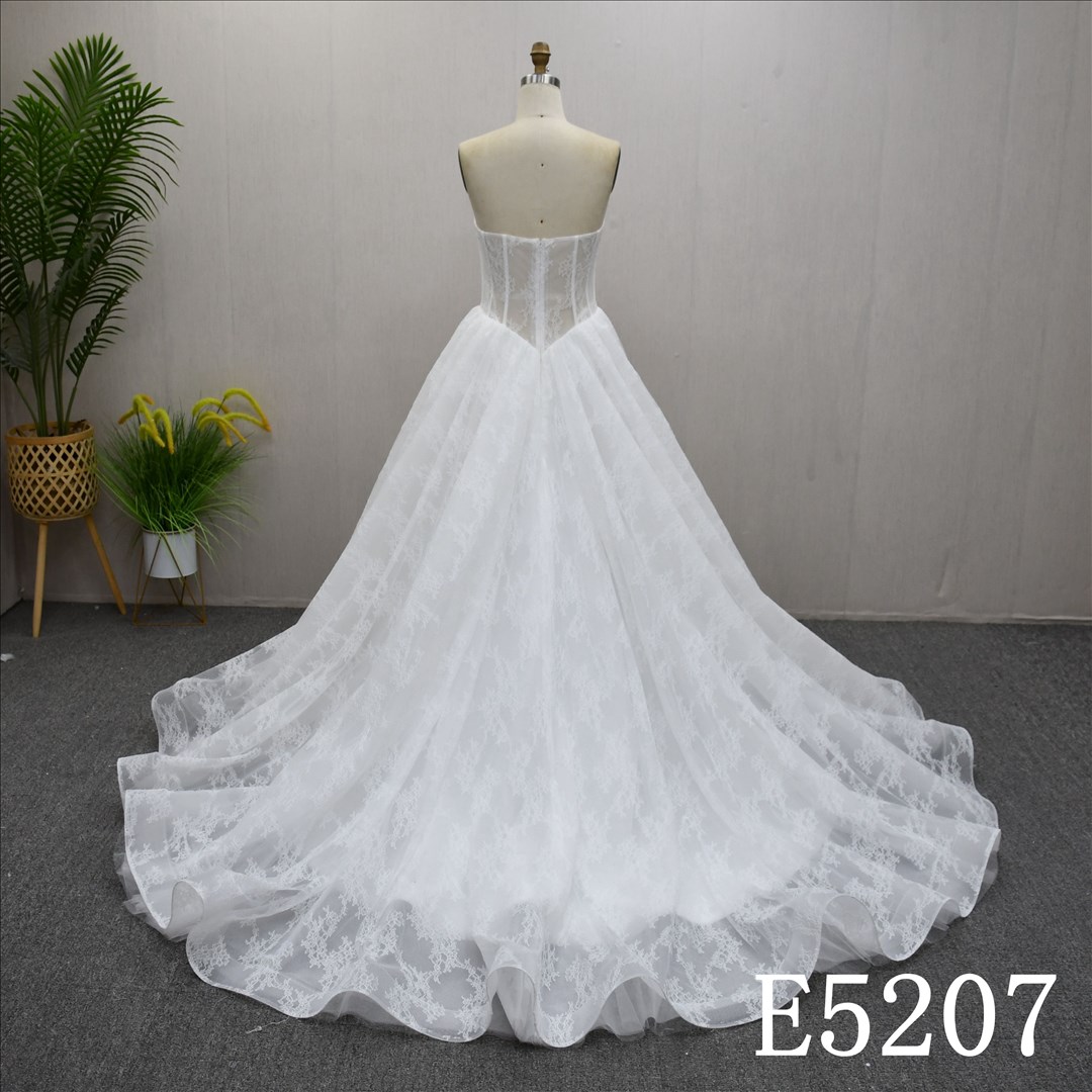 Guangzhou Bridal Gown Factory Strapless Sweetheart Corset A Line Wedding Dress Sheer Lace Tulle Bridal Gown Lace Up Chapel Train