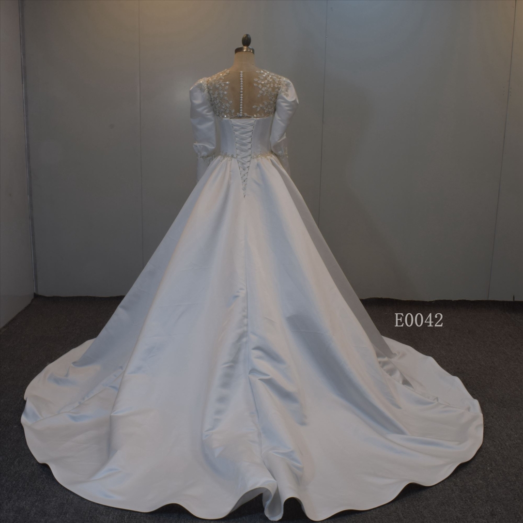 Beading Long Sleeves Satin Court Wedding Gown Ball Gown Wholesale Bridal Dress