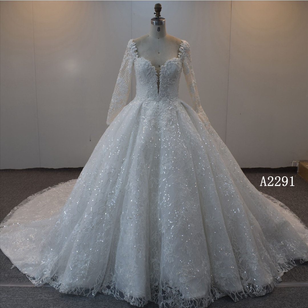 Princesses' flamboyant turn of the long sleeves ball gown with church bridal gown
