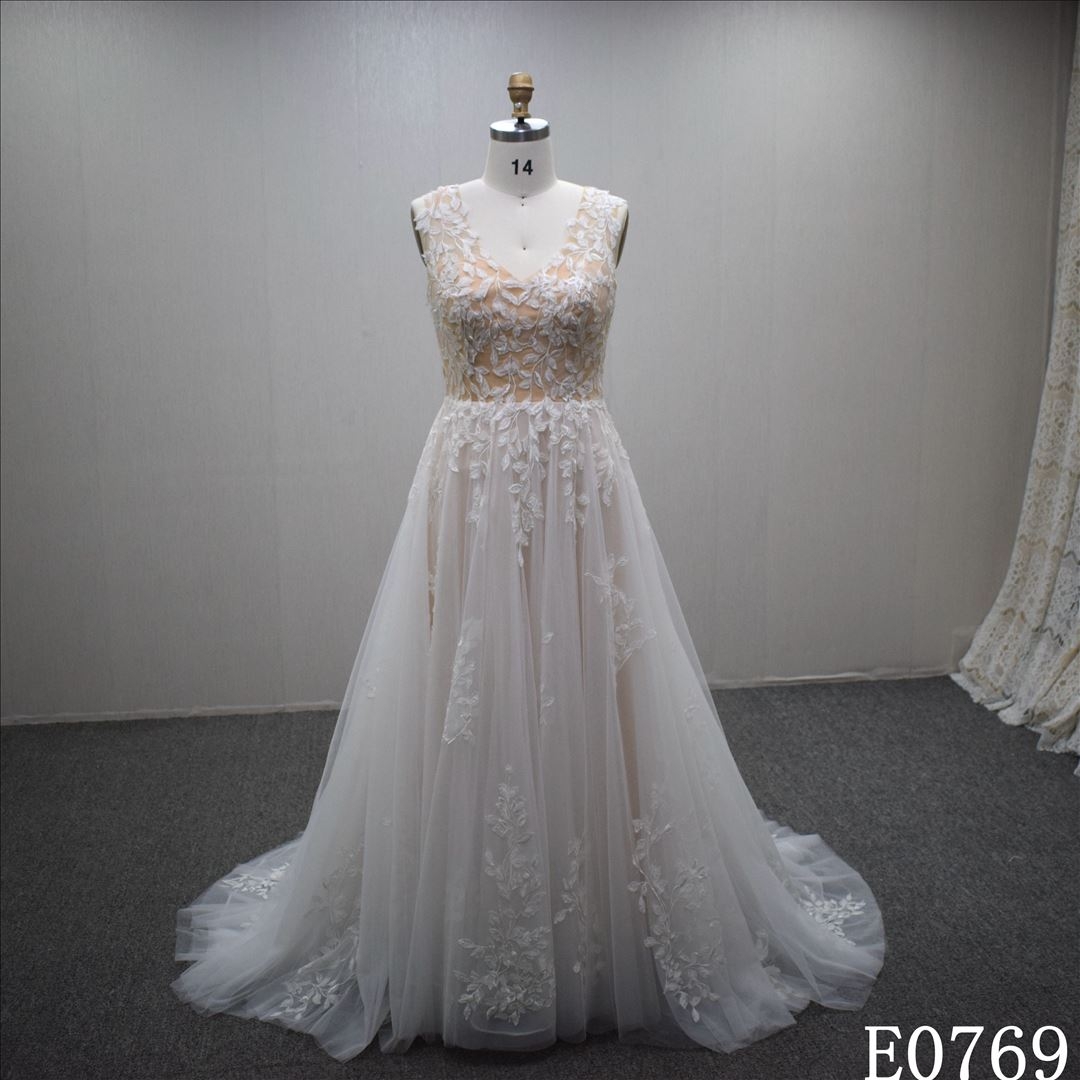 Dreamy A-line bridal dress guangzhou factory made Lace appliqued bridal dress