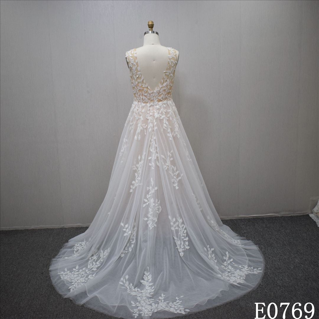 Dreamy A-line bridal dress guangzhou factory made Lace appliqued bridal dress