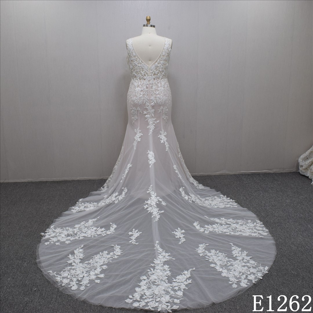 2023 summer Mermaid plunging-v long  appliqued  long train wedding dress