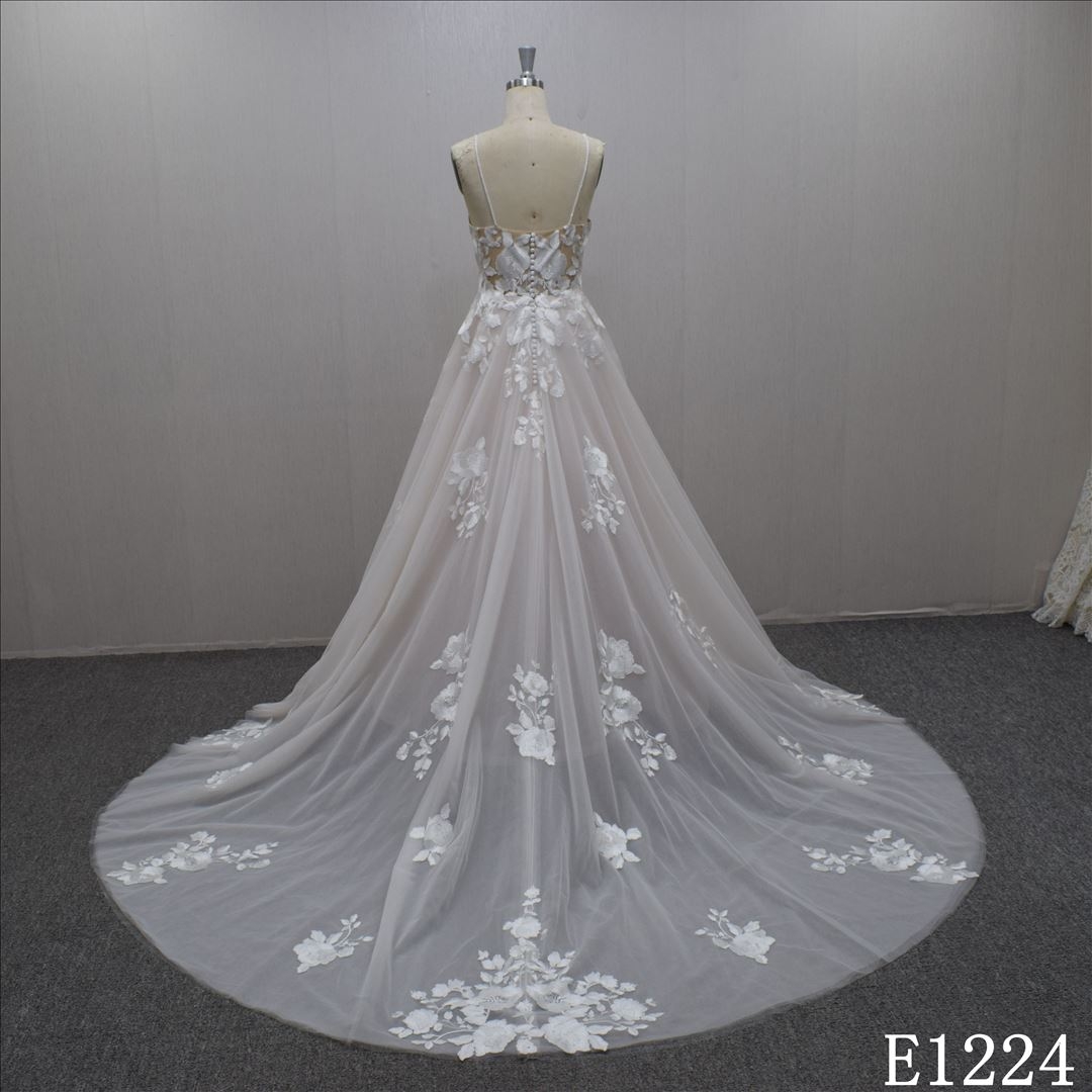 2023  New Style Exquisite  A-line U- neck lace appliqued hand-made  bridal dress