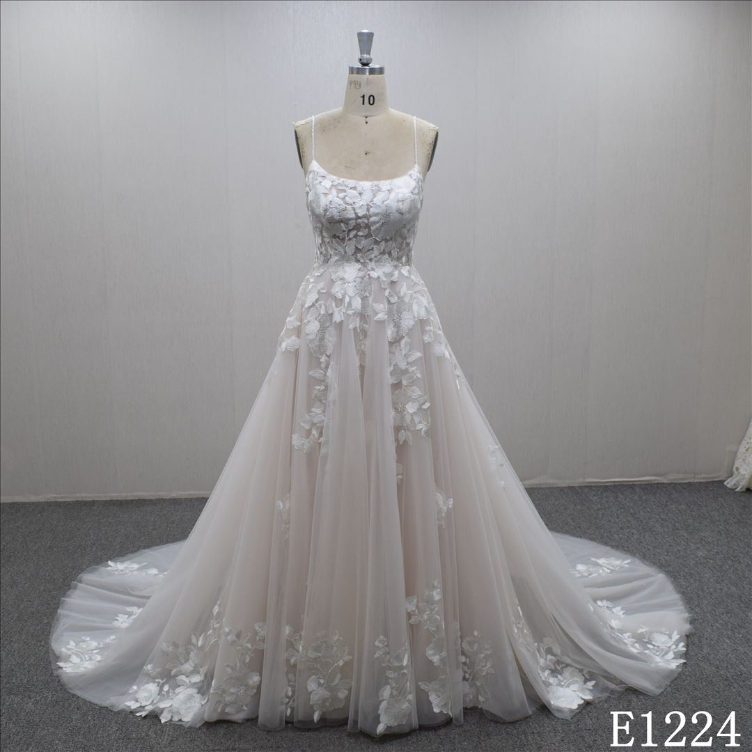 2023  New Style Exquisite  A-line U- neck lace appliqued hand-made  bridal dress