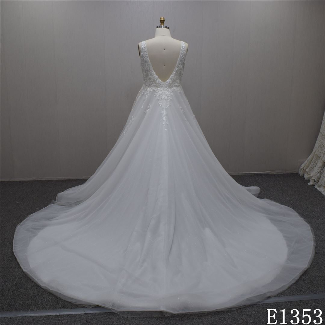 Popular A-line lace appliqued V-neck backless horsehair  decor bridal dress