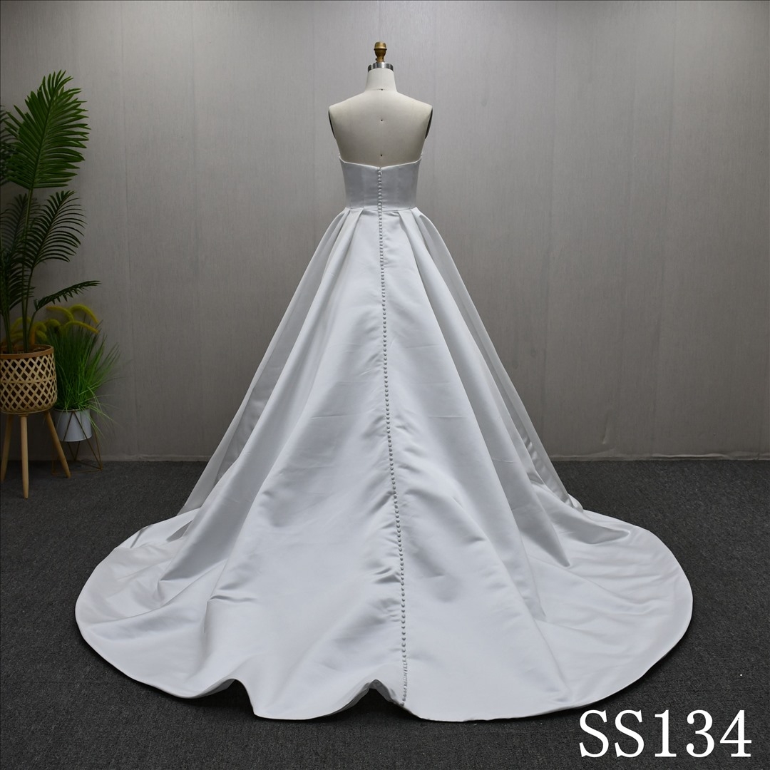 2025 New Design High Waist Plain Pleat Elegant Gentle Long Train Wedding Dress