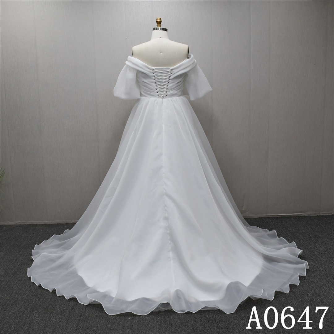Beautiful wedding dress, A-line skirt, V-neck, back Lacing And zipper